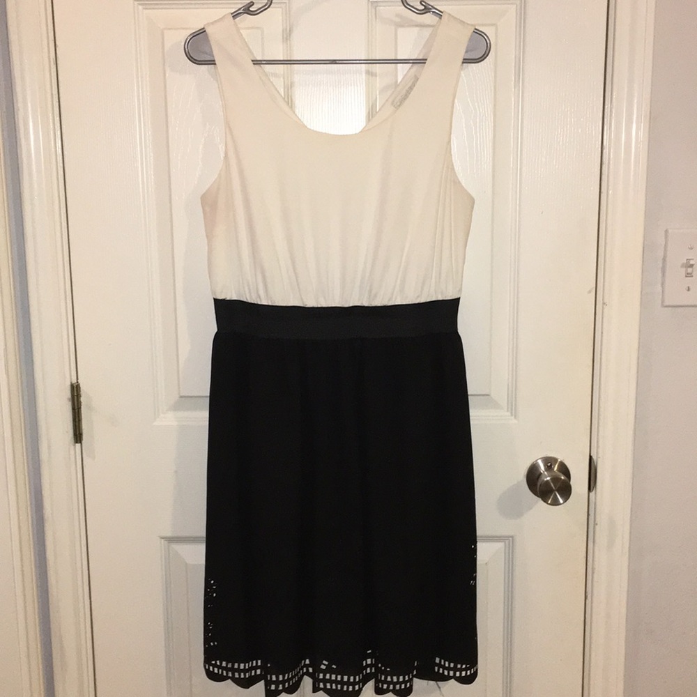 CONTRAST DRESS
